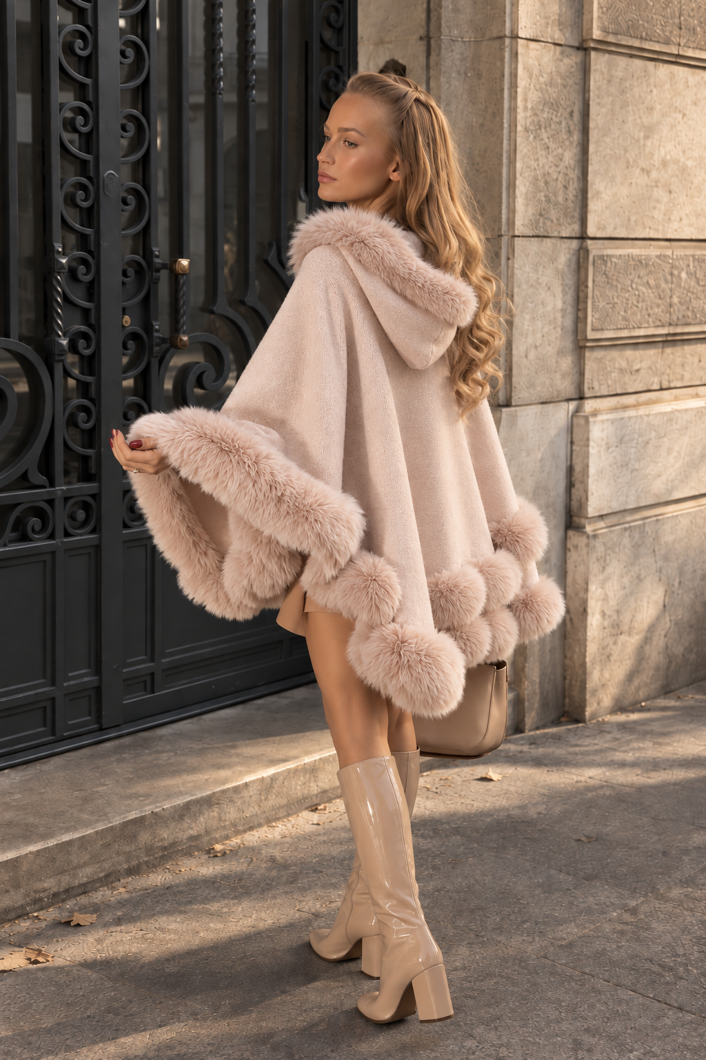 Capa Reina con ribete de piel